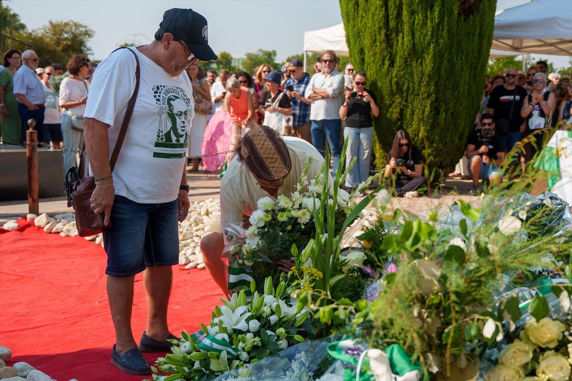 Una de las ofrendas florales realizadas este lunes ante el monumento a Blas Infante.
