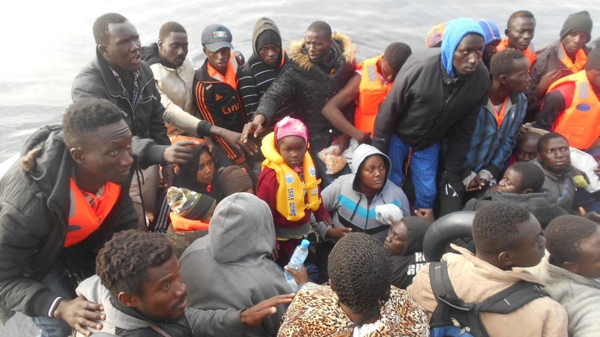 Trasladados al puerto de Motril 110 migrantes, entre ellos dos niños y una embarazada