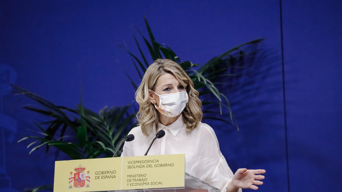 La vicepresidenta segunda del Gobierno y ministra de Trabajo y Economía Social, Yolanda Díaz, en una rueda de prensa después de una reunión con el ministro de Cultura y Deporte, cen el Ministerio de Trabajo y Economía Social, a 22 de diciembre de 2021