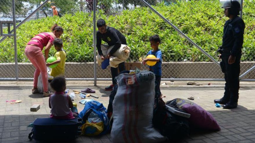Policías desalojan a emigrantes venezolanos este martes de un campamento improvisado en Guayaquil (Ecuador).