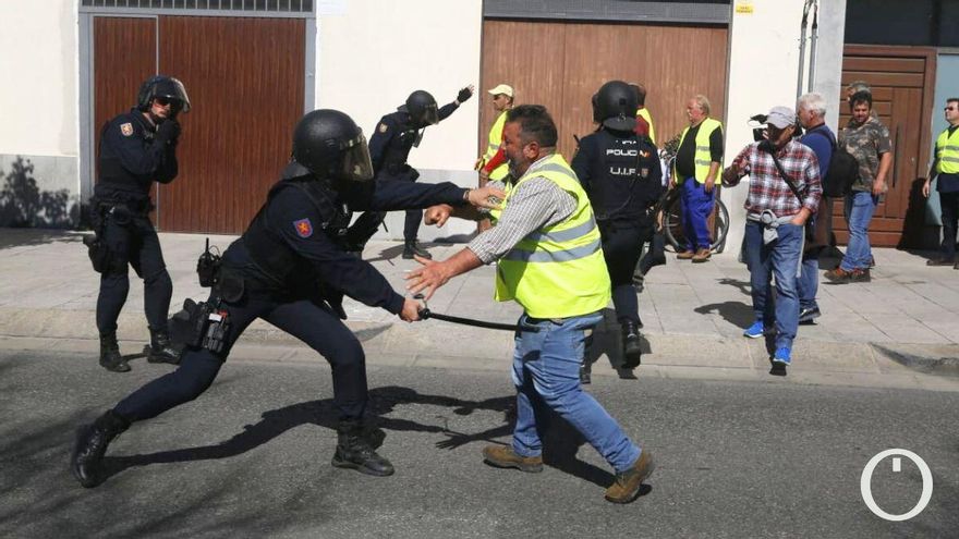 Tres detenidos y cuatro policías contusionados en la tractorada de Córdoba