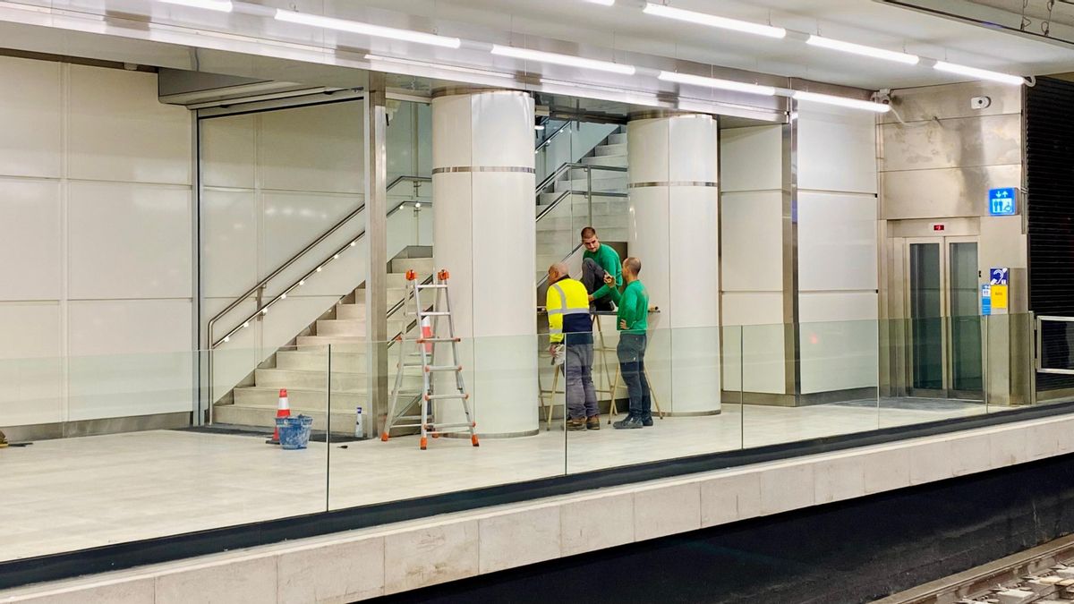 Trabajadores en la salida hacia el vestíbulo de la estación del topo en Anoeta de Donostia