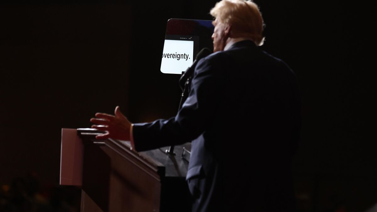 Un operador de teleprónter de Trump, suspendido tras apostar en webs de predicción sobre los discursos del presidente de EEUU