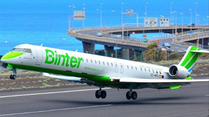 Vuelo de Binter en el aeropuerto de La Palma
