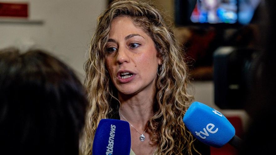 La coordinadora general de Sumar, Lara Hernández, atiende a los medios durante el acto del 40 Aniversario de Izquierda Unida, en el anfiteatro de la sede de UGT, a 25 de abril de 2026, en Madrid (España).