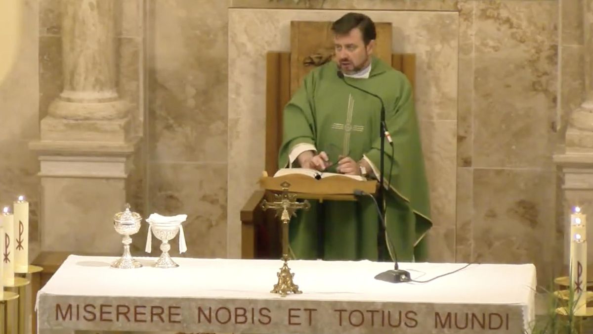 El párroco de la localidad ciudadrealeña de Valdepeñas, Emilio Montes, en la misa del pasado domingo.