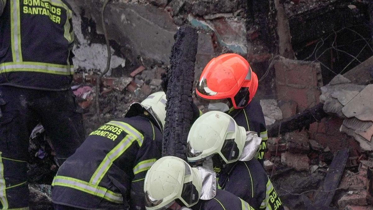 Los bomberos trabajan en la zona del derrumbe.