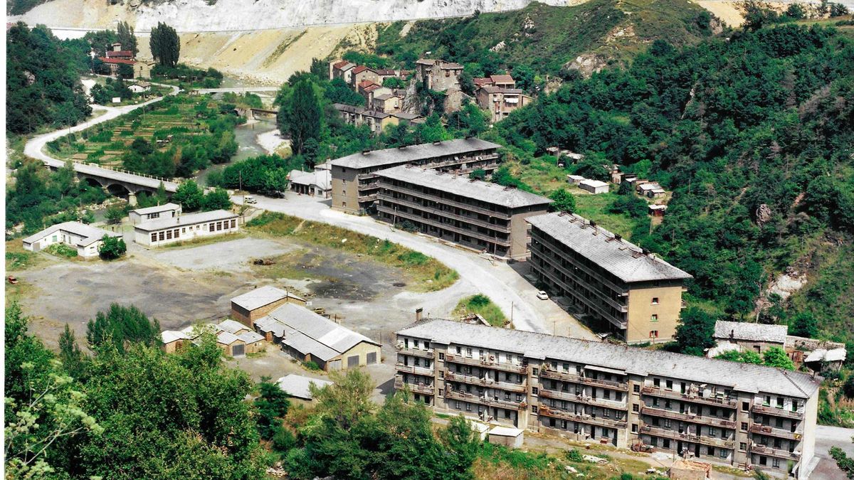 Vista general de los pisos de los trabajadores de Carbones Berga S.A. en Sant Salvador de la Vedella.