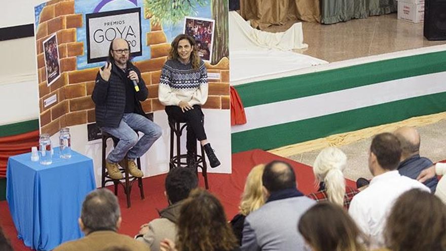 Santiago Segura y Toni Acosta presentan a los internos de Alhaurín la película 'Padre no hay más que uno'