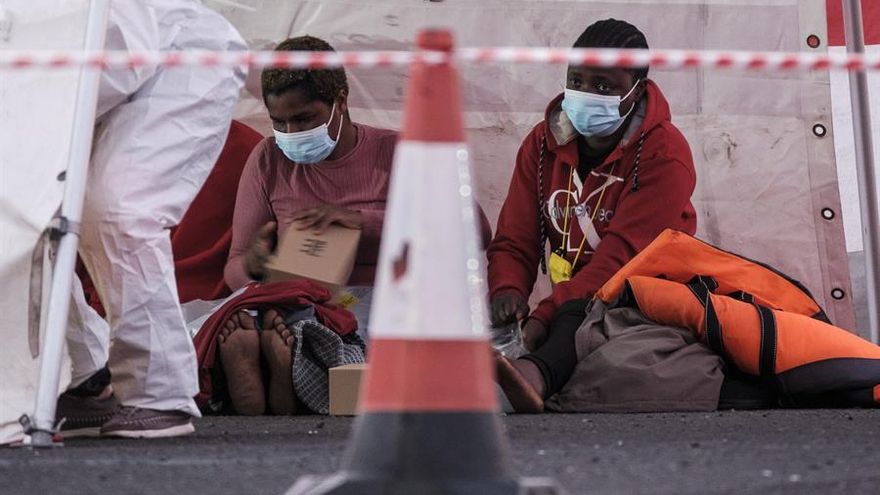 Los migrantes llegaron este miércoles al puerto de Arguineguín