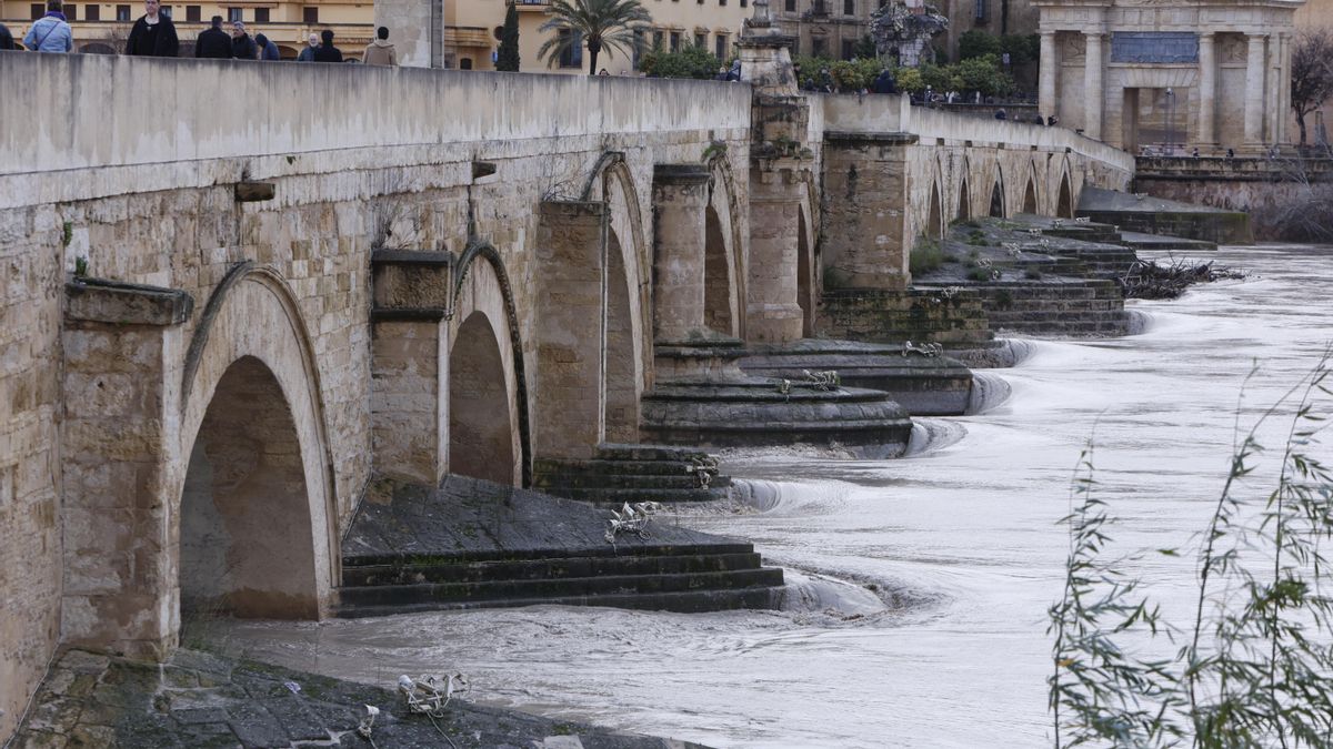 El río Guadalquivir aumenta su caudal a su paso por Córdoba