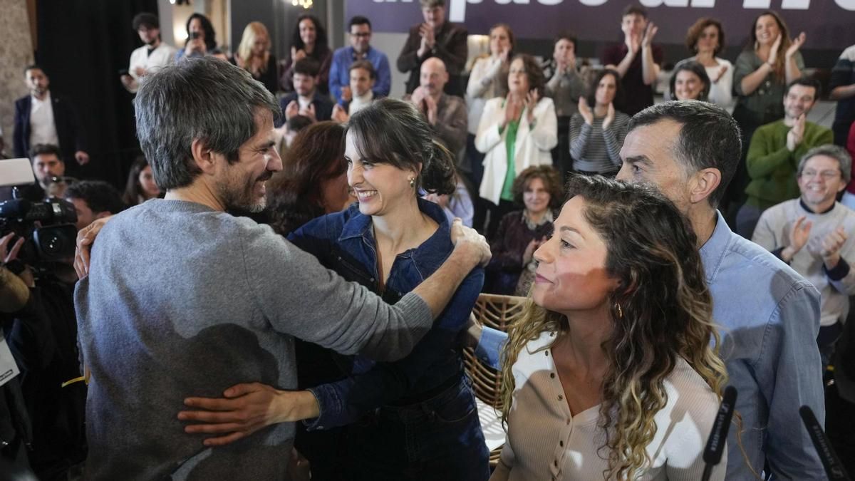 El ministro de Cultura y portavoz de Movimiento Sumar, Ernest Urtasun (i), saluda a la portavoz de Más Madrid en el Ayuntamiento, Rita Maestre, acompañada de los líderes del Movimiento Sumar, Lara Hernández (2d), e IU, Antonio Maíllo durante la presentación de la nueva coalición.