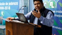 El secretario ejecutivo del Consejo Nacional de Evaluación de la Política de Desarrollo Social (Coneval), José Nabor Cruz, participa en una rueda de prensa para la presentación del informe sobre la evolución de la pobreza entre 2008-2018, en Ciudad de México (México).