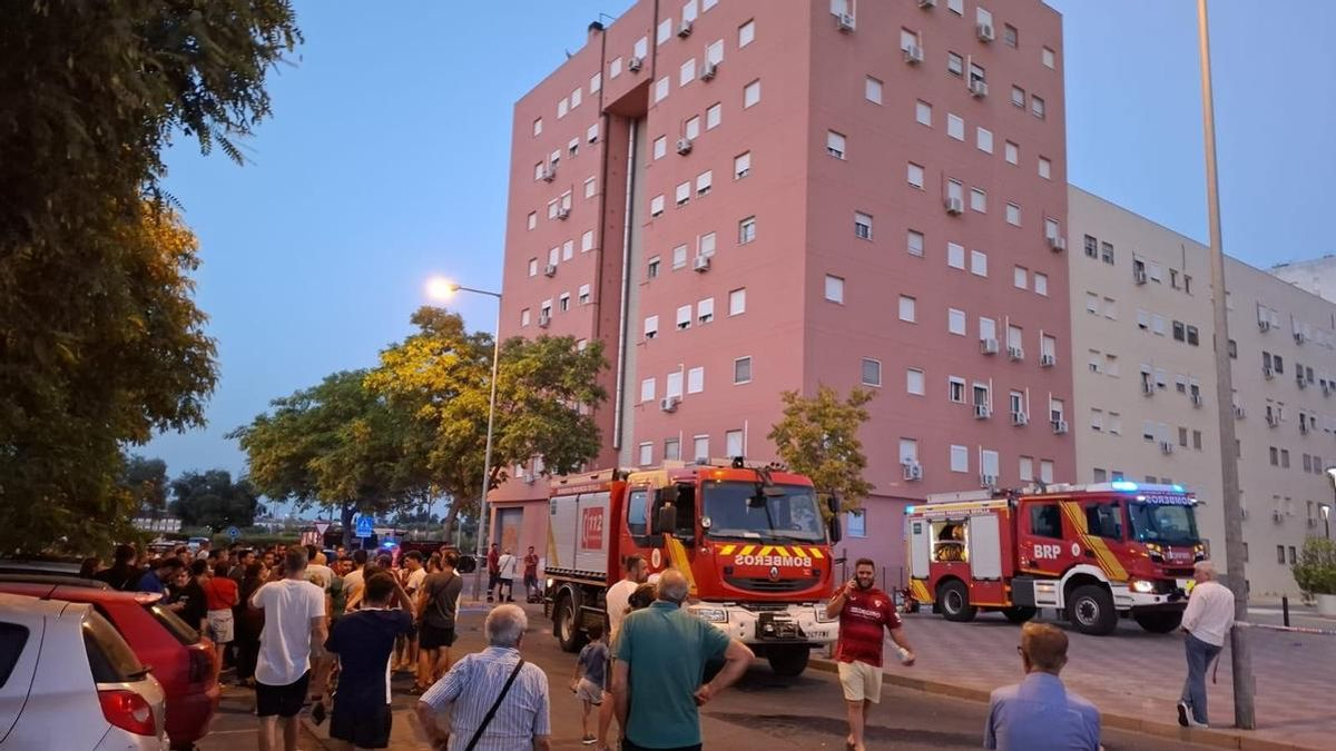 Desalojados 200 vecinos y atendidas tres personas por el incendio de un garaje comunitario de Tomares
