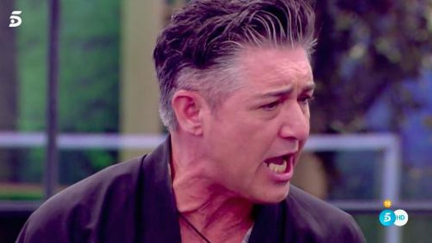 Ángel Garó en plena discusión