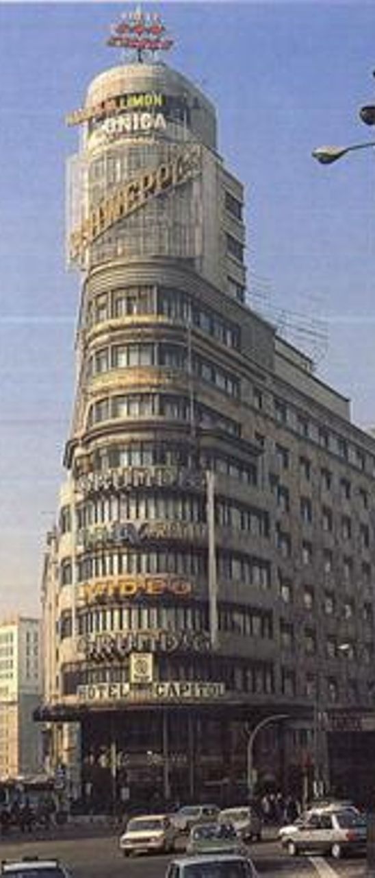 El cartel de Schweppes, de instalación todavía reciente, durante los años setenta.
