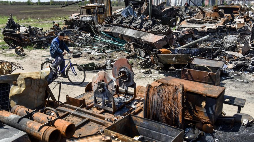 Un hombre pasa en bicicleta entre restos de vehículos militares en Bucha, (Ucrania) EFE/EPA/OLEG PETRASYUK