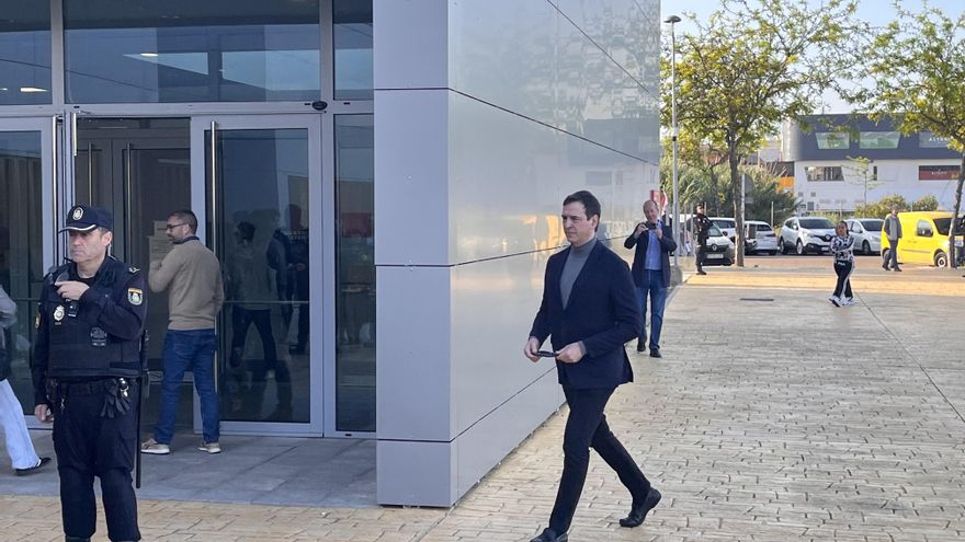 La jueza envía a juicio al hermano de Pedro Sánchez y al presidente de la Diputación de Badajoz