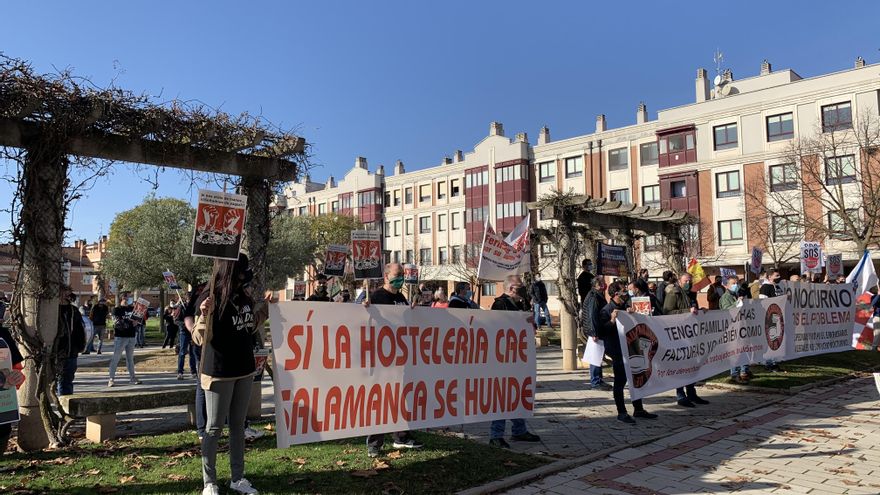 Hosteleros concentrados ante la sede de la Junta de Castilla y León este jueves.