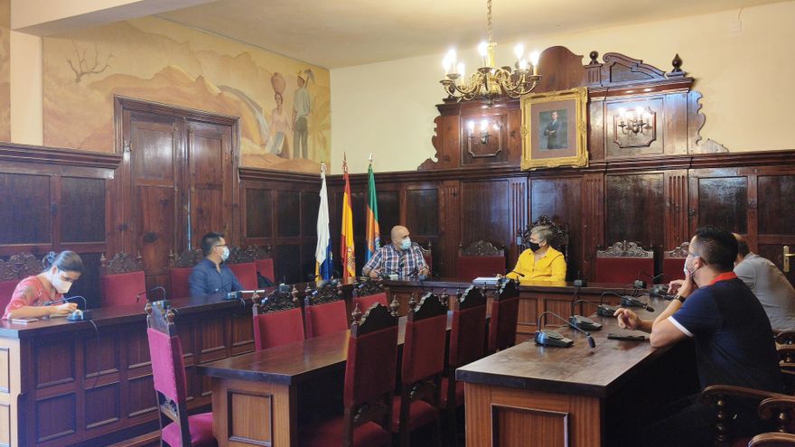 El alcaldesa de Los Llanos de Aridane,  Noelia Garcñía, y  el consejero delegado de Gestión y Planeamiento Territorial y Medioambiental (Gesplan), Agoney Piñero, con otros miembros del Ayuntamiento aridanense.