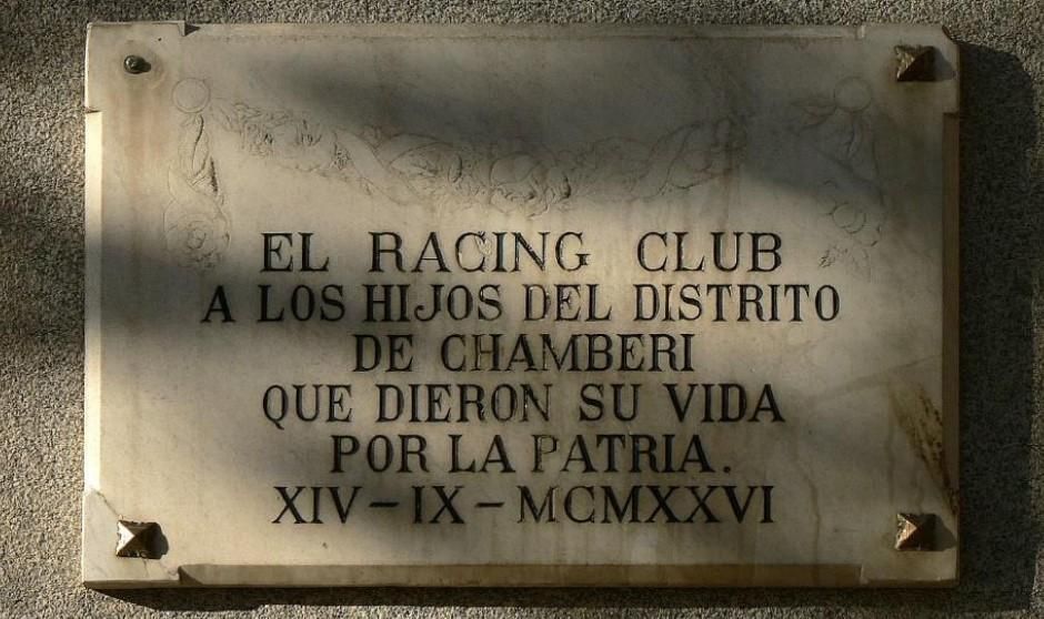Placa del Racing Club colocada en la fachada de la Junta de Chamberí