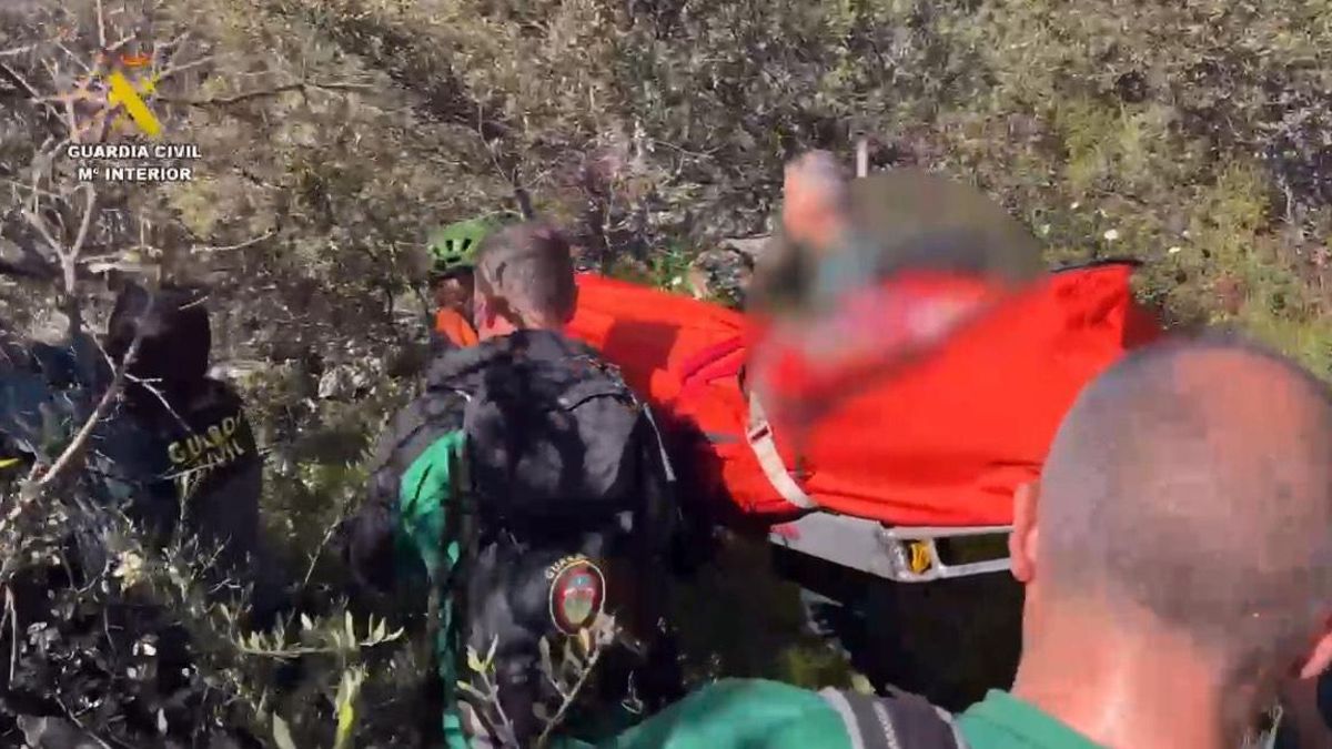 Momento en el que la Guardia Civil traslada al vecino de Zarza de Montánchez hallado con vida