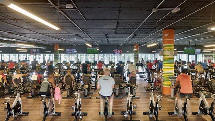 La saturación de los gimnasios cedidos por el Ayuntamiento de Madrid a GoFit desespera a sus usuarios: "Una vergüenza"