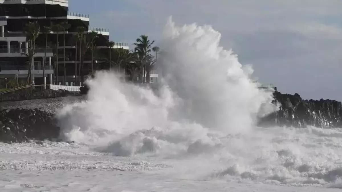 Alerta por fenómenos costeros en Canarias: se prevén olas de hasta 5 metros
