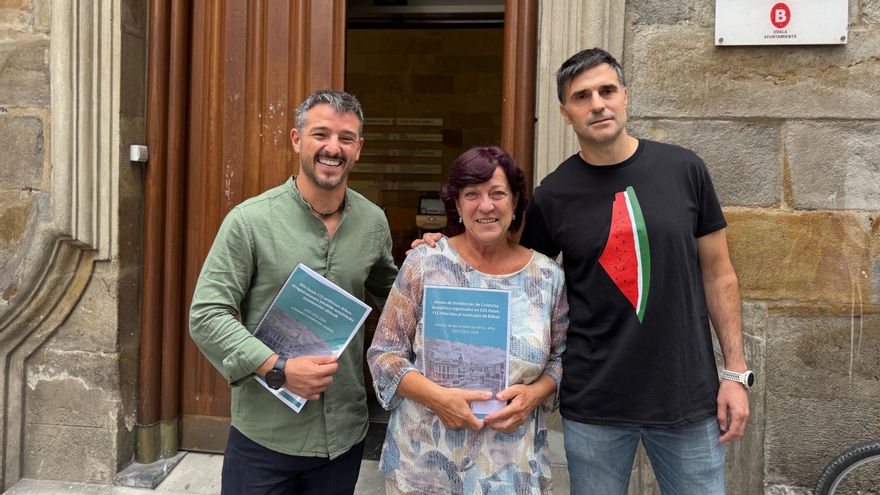 Cristina Blanco (doctora en Ciencias Políticas y Sociología, presidenta de Aidatu – Asociación Vasca de Suicidología) junto a los bomberos de Bilbao Beñat Madariaga y Ander Iturriaga (especialistas en Suicidología por la UPV/EHU)