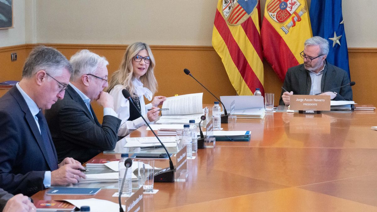 La vicepresidenta en funciones, Mar Vaquero, junto al jefe del Ejecutivo, Jorge Azcón, durante el último Consejo de Gobierno.