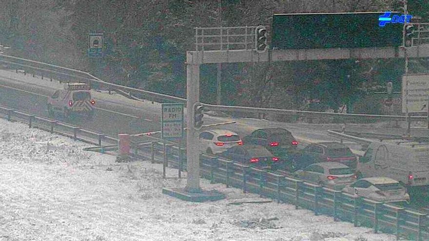 La nieve forzó cortes puntuales de la A-6 entre Madrid y Segovia este viernes e impidió el paso de camiones