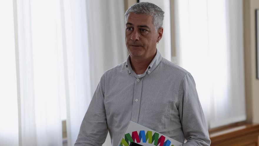 El diputado de EH Bildu en el Congreso, Oskar Matute, por los pasillos del Congreso de los Diputado con motivo de la Junta de Portavoces, este martes.