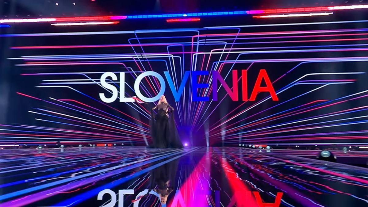 Veronika, representante de Eslovenia en el desfile de banderas de Eurovisión 2024