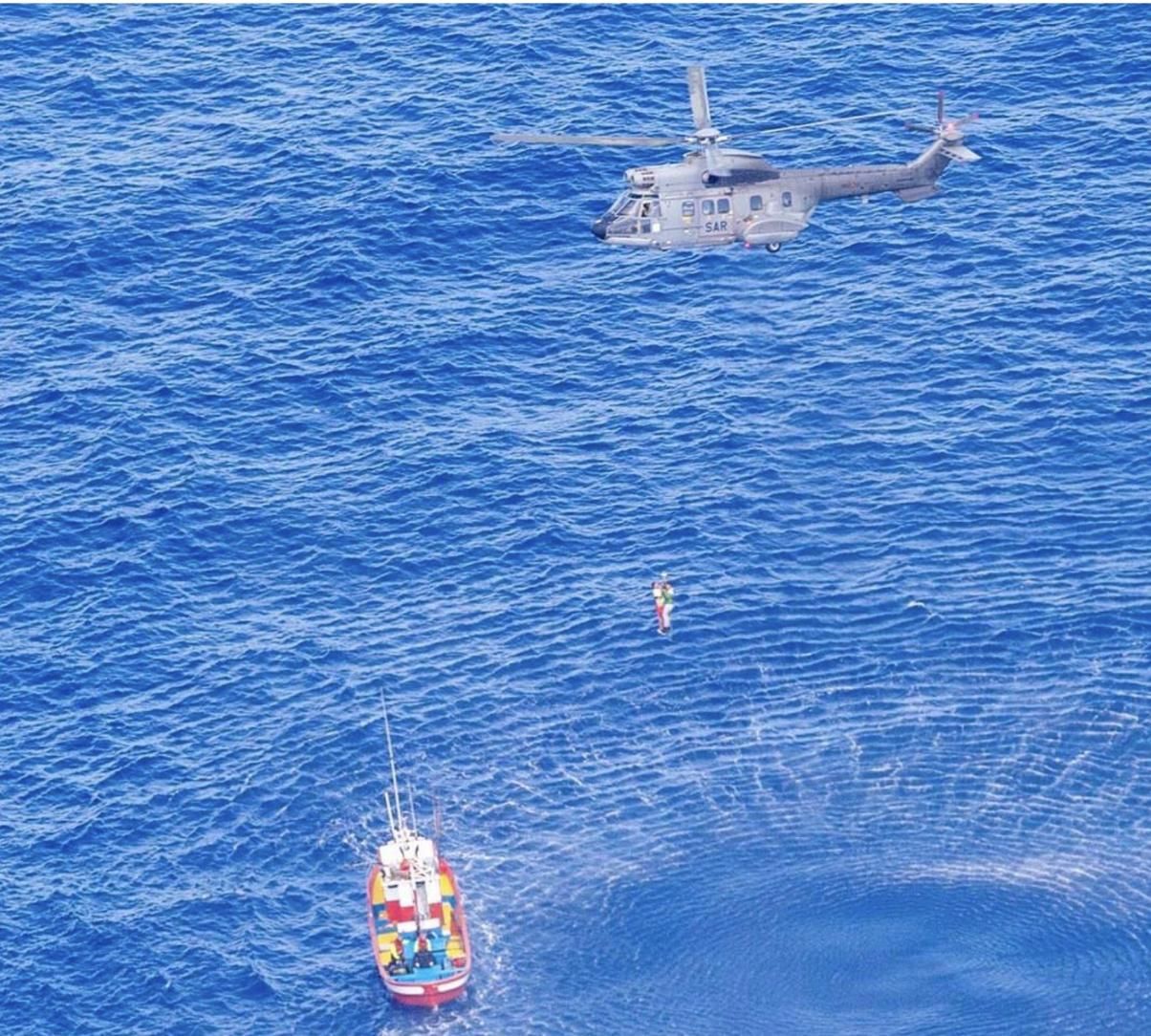 Un momento del rescate de los dos marineros. MINISTERIO DE DEFENSA