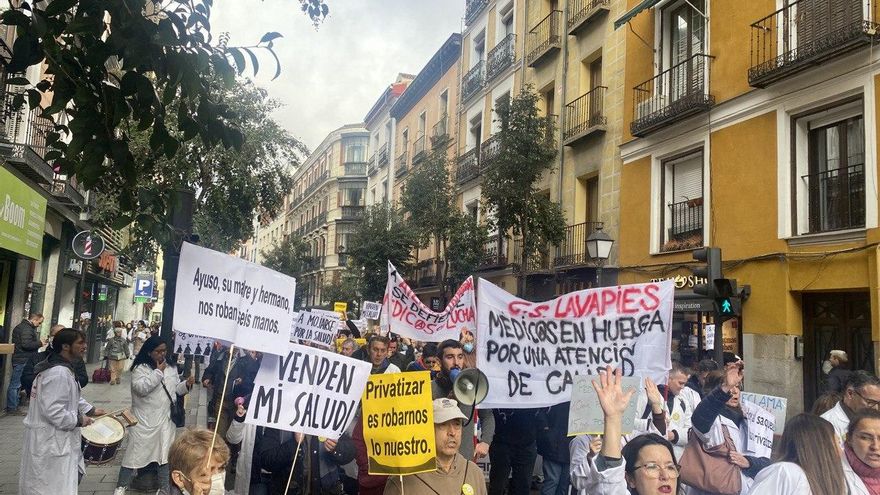 Asistentes a la manifestación en defensa de la atención primaria de este miércoles en Madrid.