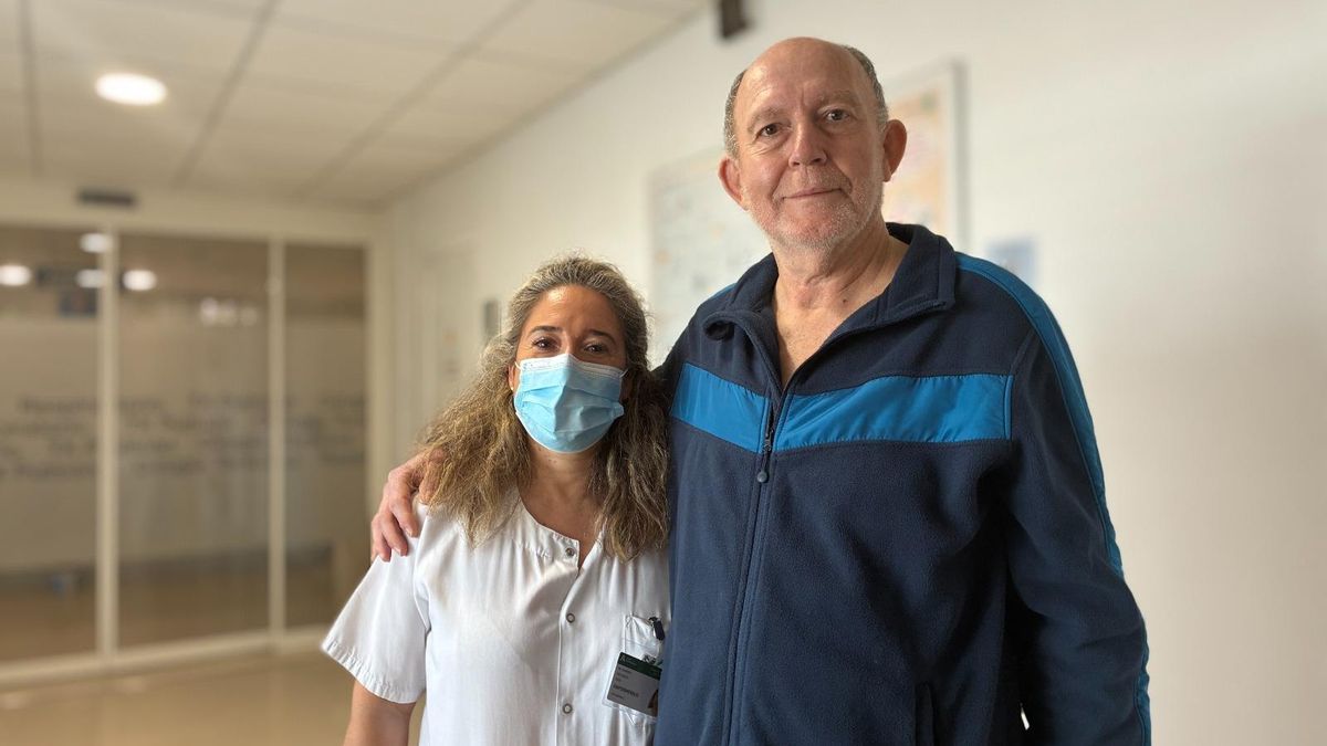 José Prieto, con una médica del Hospital Reina Sofía