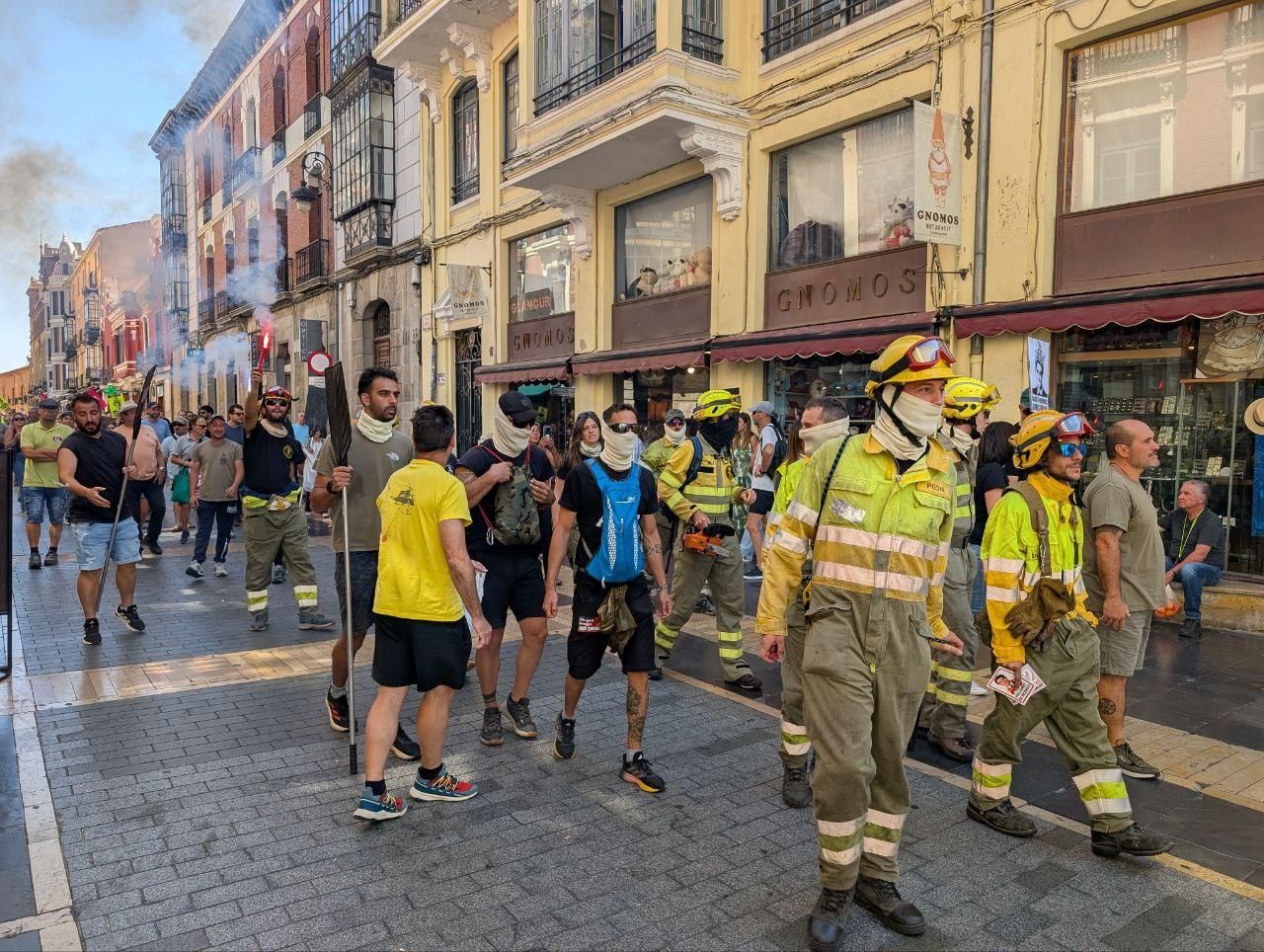 Protesta en León contra la gestión de la Junta de los incendios forestales de este verano.