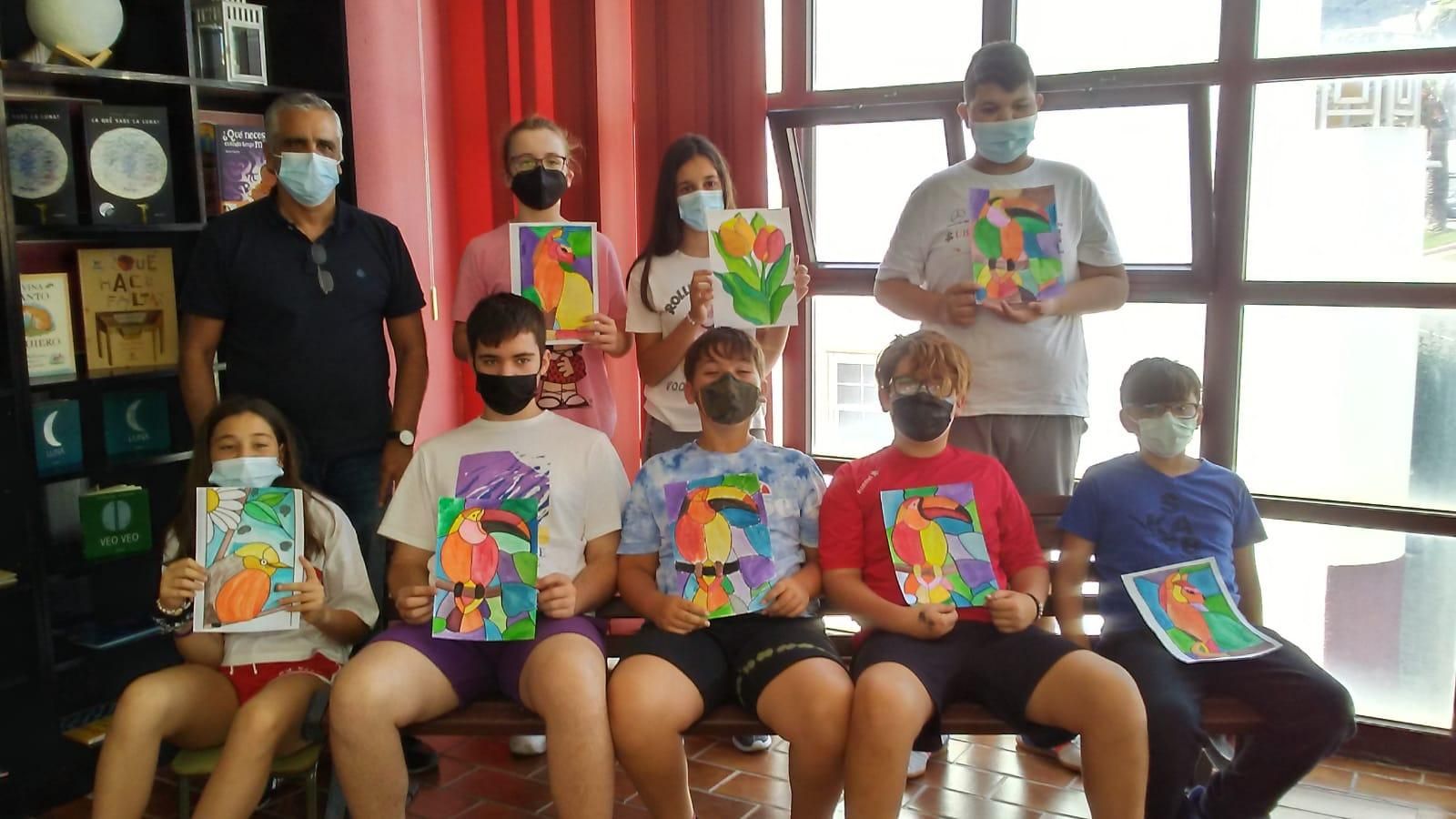 Los niños y niñas del taller han realizado acuarelas.