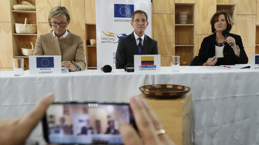 (i-d) La embajadora de la UE en Colombia, Patricia Llombart (i), el consejero presidencial para la Estabilización y Consolidación, Emilio Archila, y la directora de Cooperación para América Latina y Caribe de la Comisión Europea, Jolita Butkeviciene, participan en un acto para realizar una donación para iniciativas de paz por parte de la UE este jueves, en Bogotá (Colombia).