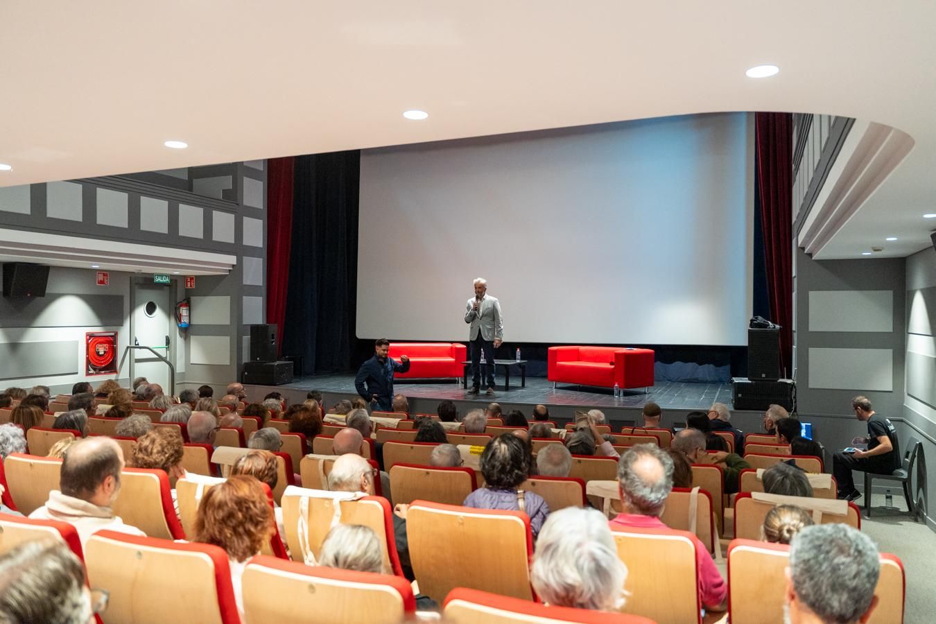 El gerente de la edición cántabra de elDiario.es, Andrés Hermosa, da la bienvenida a los asistentes.