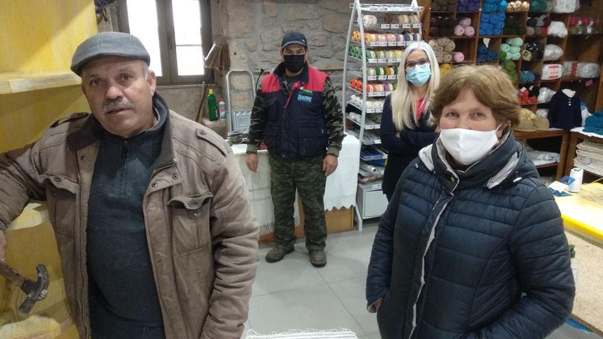 De izquierda a derecha, Víctor, Rosa, María y Teresa. Penedono, Portugal.