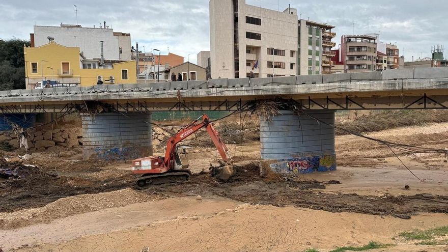 Obras en el barranco del Poyo a la altura de Paiporta en abril de este año.