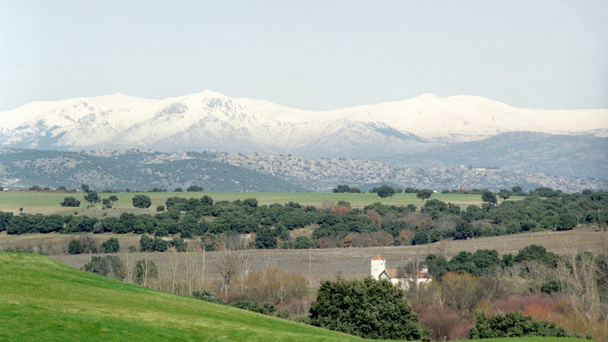 Imagen de archivo de la Sierra de Madrid con nieve.