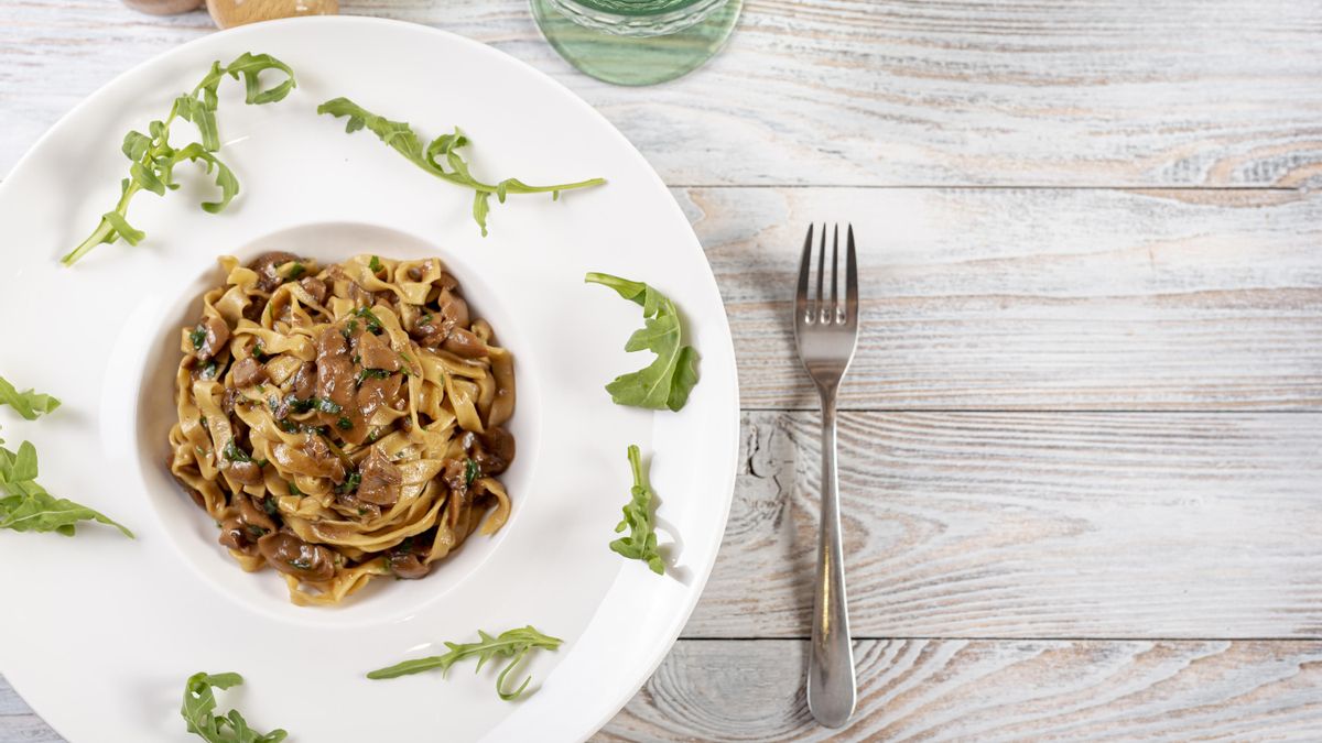 Pasta con miso, setas y puerro