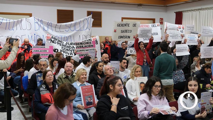 Las protestas de bomberos y sindicatos interrumpen el Pleno