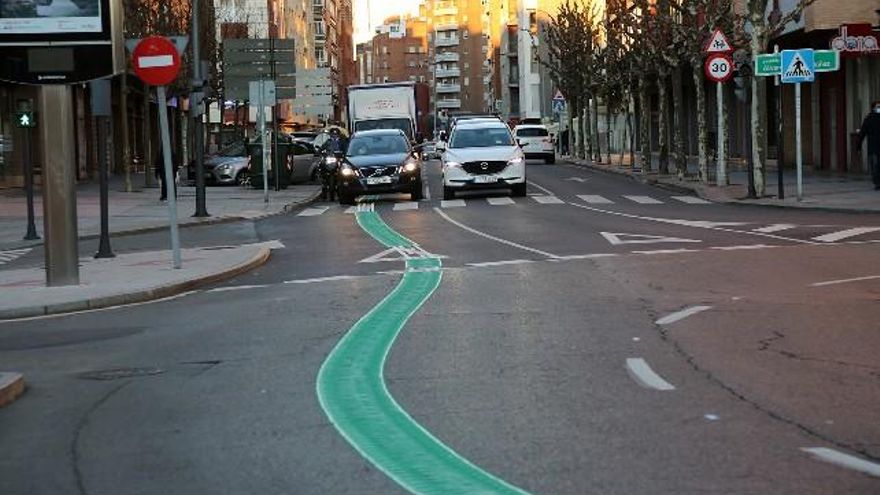 Línea verde 'inteligente' para mejorar el transporte urbano en León, en el mes de enero cuando se pintó.