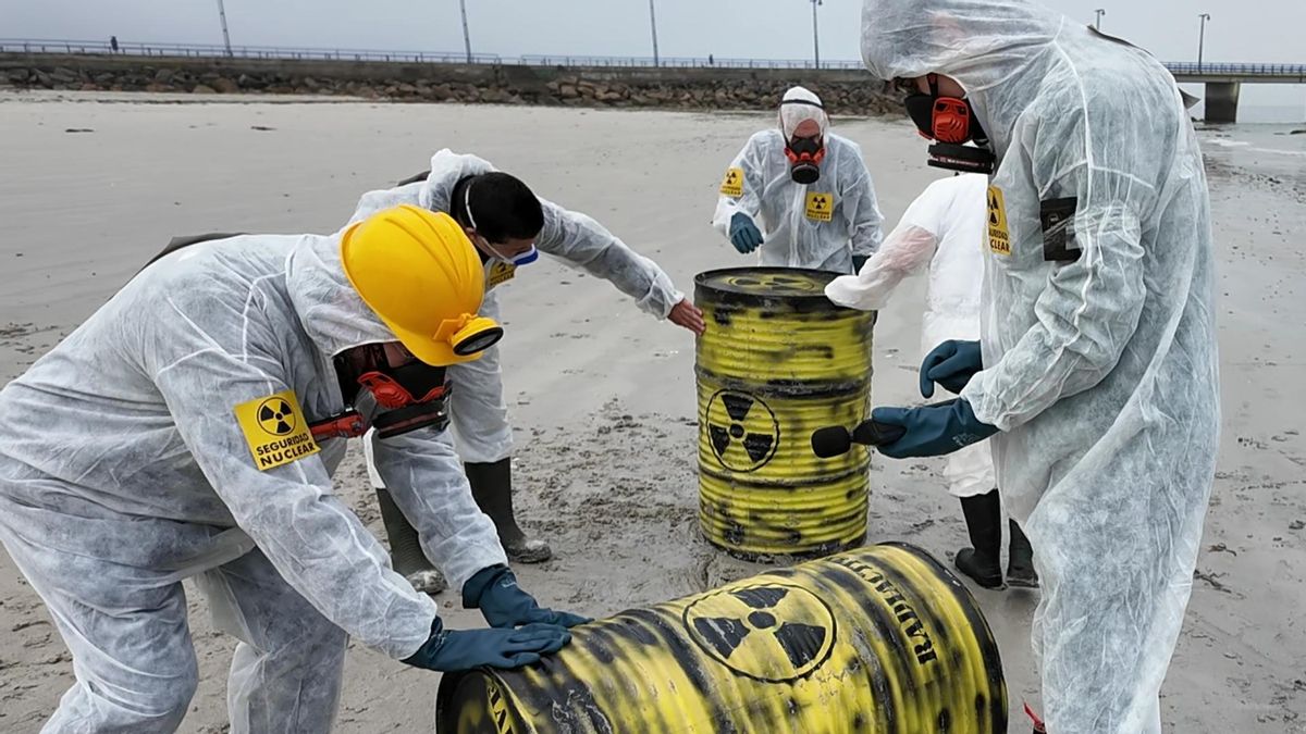 Ecoloxistas en Acción simulan la llegada de bidones radiactivos a una playa de Vigo