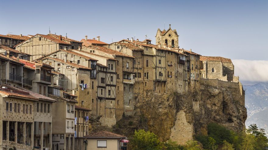 La ciudad más pequeña con casas colgadas en España no es Cuenca