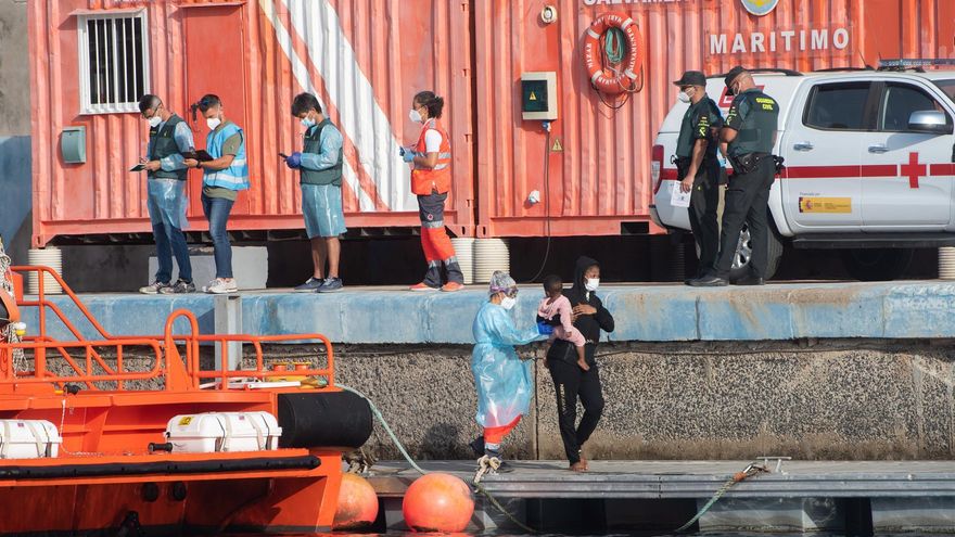 Traslado de migrantes rescatados en Fuerteventura. EFE/ Carlos De Saá