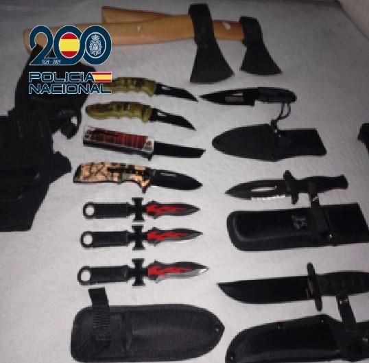 Armas decomisadas por la Policía Nacional de Asturias al mayor grupo juvenil de ultraderecha  acusado de delitos de odio y pertenencia a grupo criminal